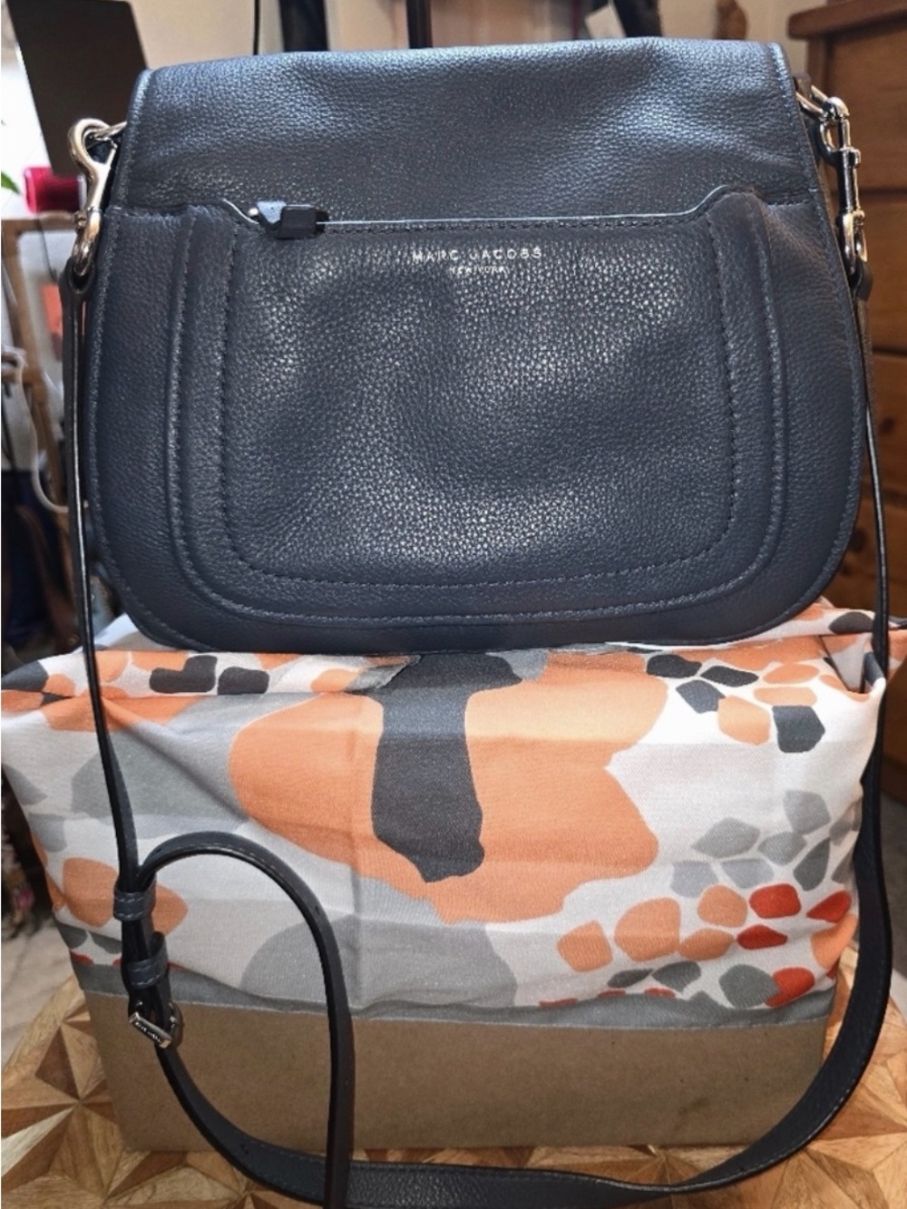 Marc Jacob’s Navy Leather Crossbody Bag - Versatile Everyday Style - Picture 1 of 3